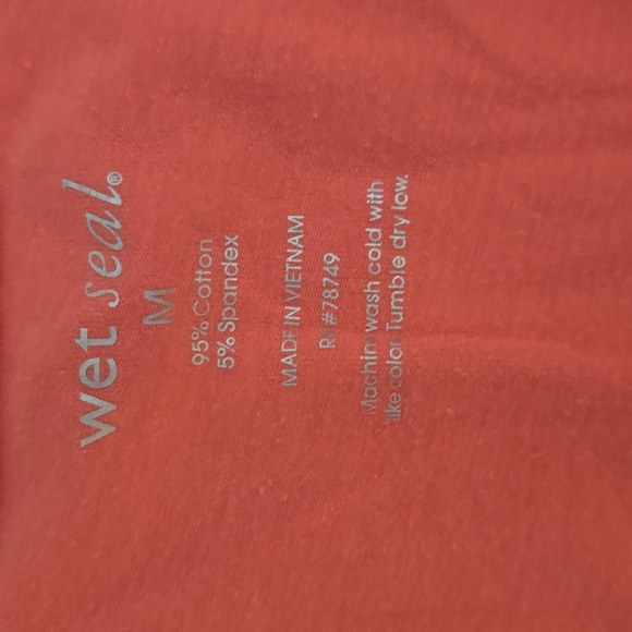 Coral V-Neck T-Shirt - M - Wet Seal - Picture 2 of 3